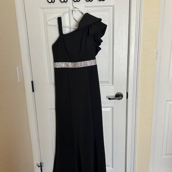 R&M Richards Black Evening Gown with Shoulder Bow, Macy's Size 6 - Picture 1 of 5